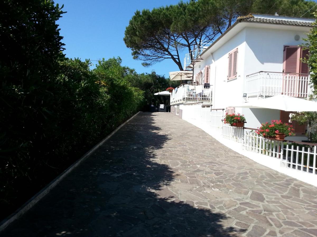 Villa Valentini: Beachfront Comfort with Garden and Private Parking Minturno Exterior photo