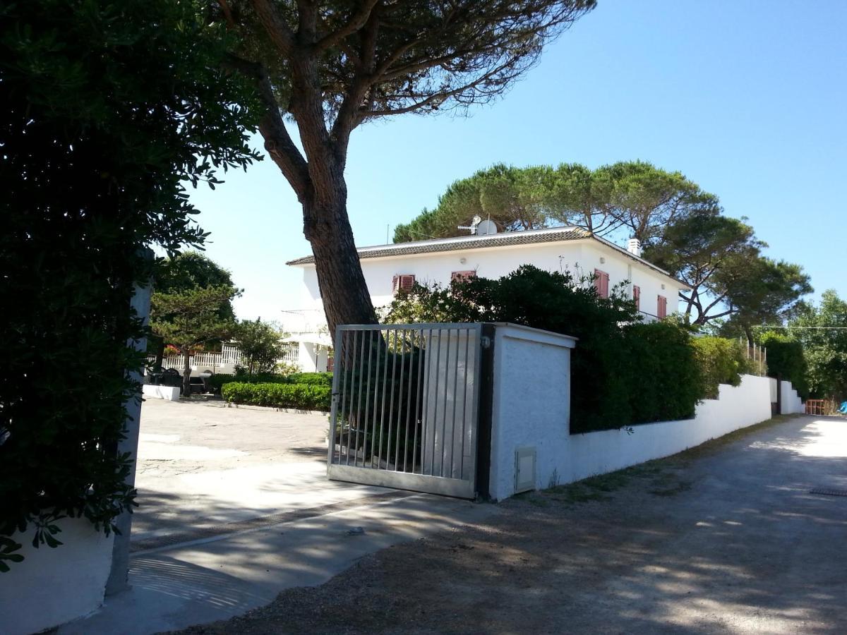 Villa Valentini: Beachfront Comfort with Garden and Private Parking Minturno Exterior photo