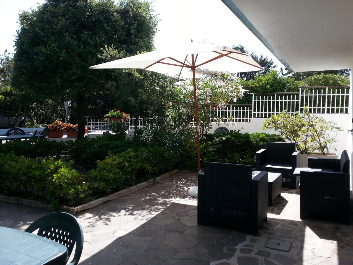 Villa Valentini: Beachfront Comfort with Garden and Private Parking Minturno Exterior photo
