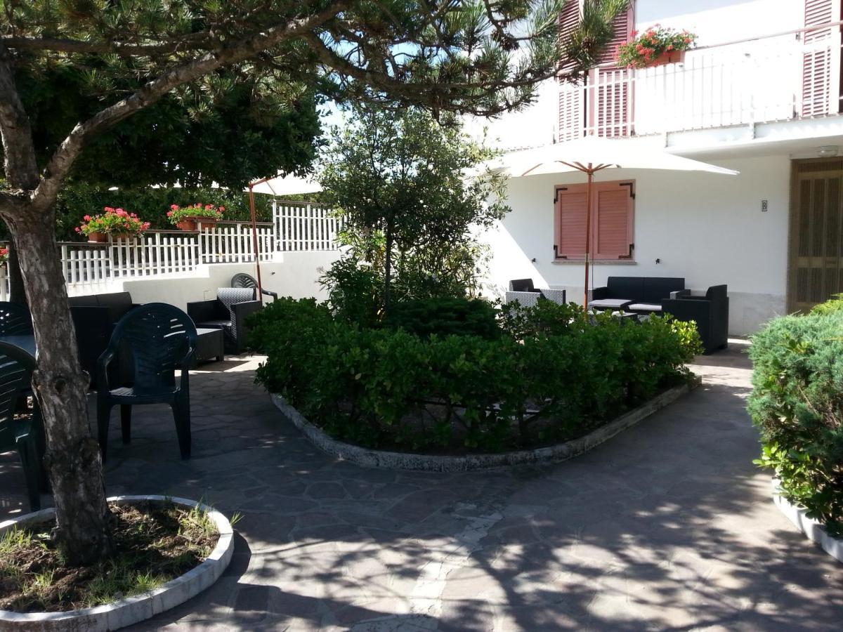 Villa Valentini: Beachfront Comfort with Garden and Private Parking Minturno Exterior photo
