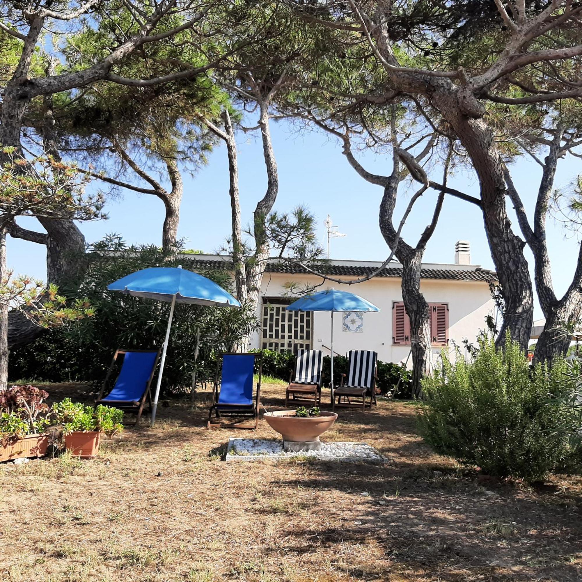Villa Valentini: Beachfront Comfort with Garden and Private Parking Minturno Exterior photo