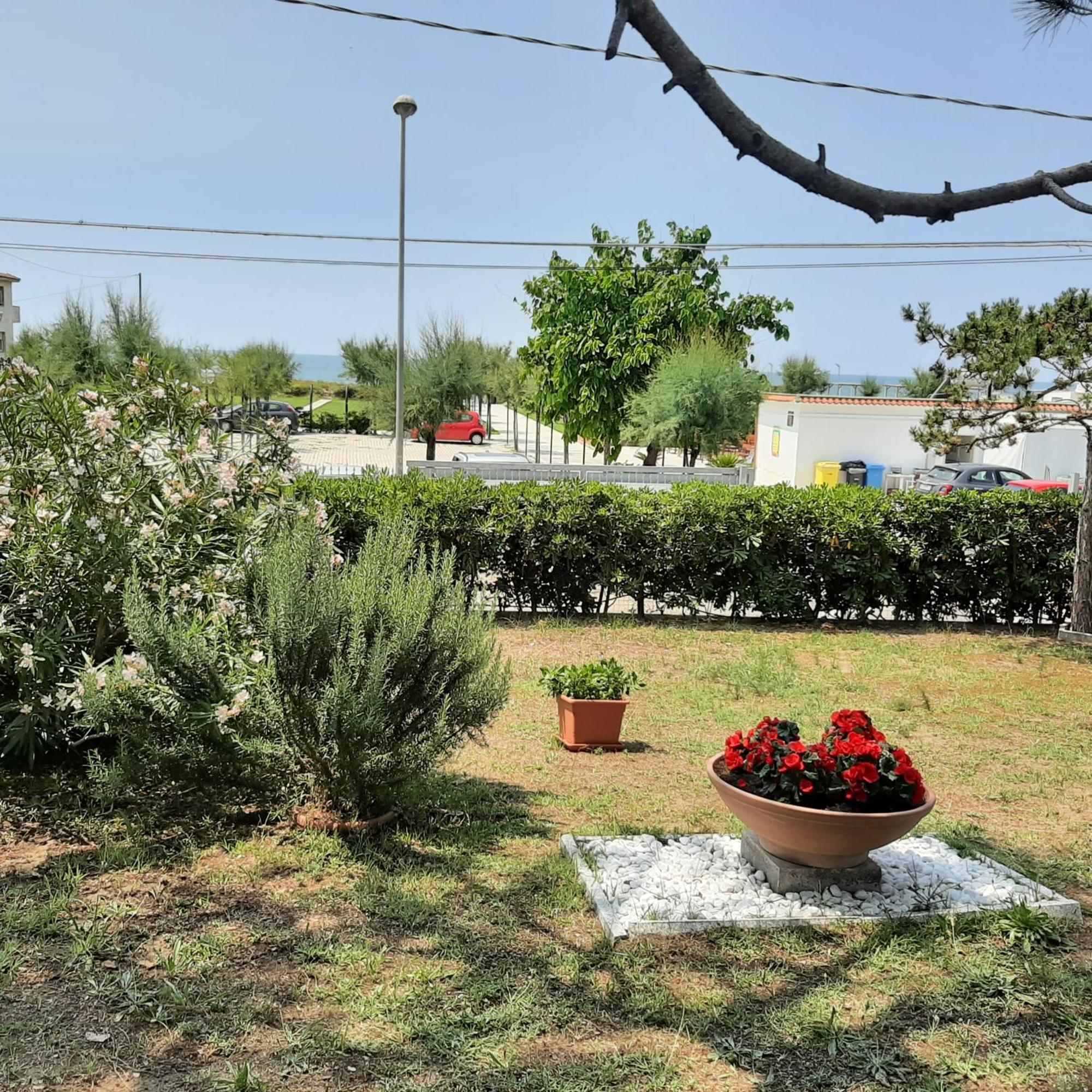 Villa Valentini: Beachfront Comfort with Garden and Private Parking Minturno Exterior photo