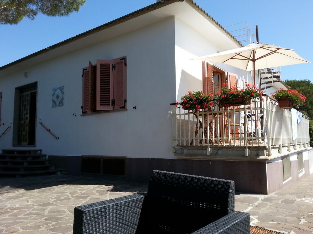 Villa Valentini: Beachfront Comfort with Garden and Private Parking Minturno Exterior photo