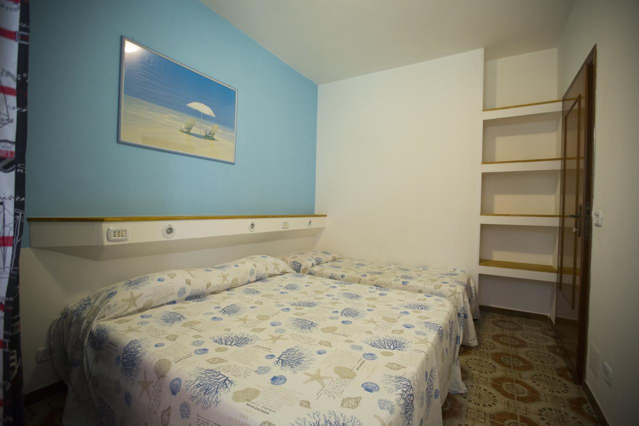 Villa Valentini: Beachfront Comfort with Garden and Private Parking Minturno Exterior photo