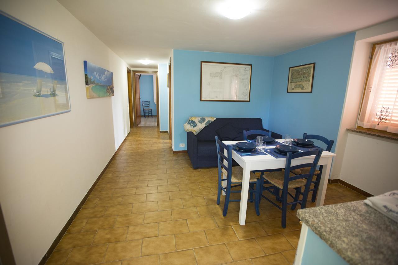 Villa Valentini: Beachfront Comfort with Garden and Private Parking Minturno Exterior photo
