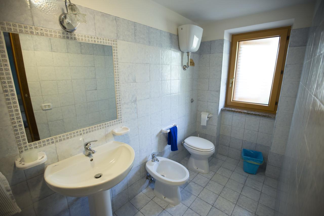 Villa Valentini: Beachfront Comfort with Garden and Private Parking Minturno Exterior photo
