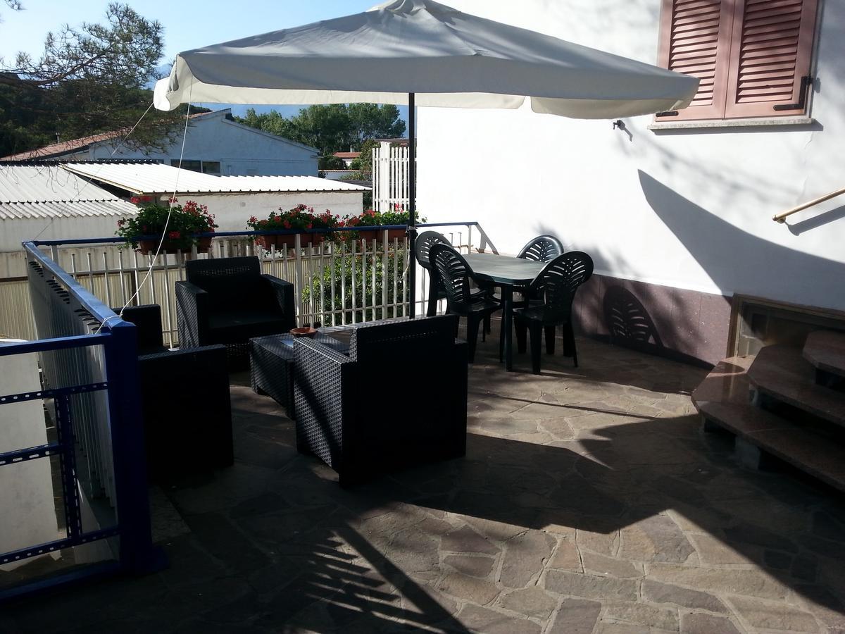 Villa Valentini: Beachfront Comfort with Garden and Private Parking Minturno Exterior photo