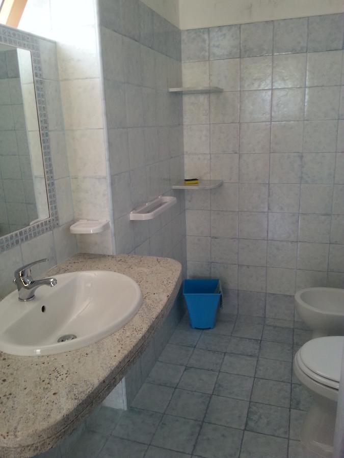 Villa Valentini: Beachfront Comfort with Garden and Private Parking Minturno Exterior photo