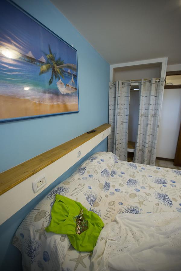 Villa Valentini: Beachfront Comfort with Garden and Private Parking Minturno Exterior photo