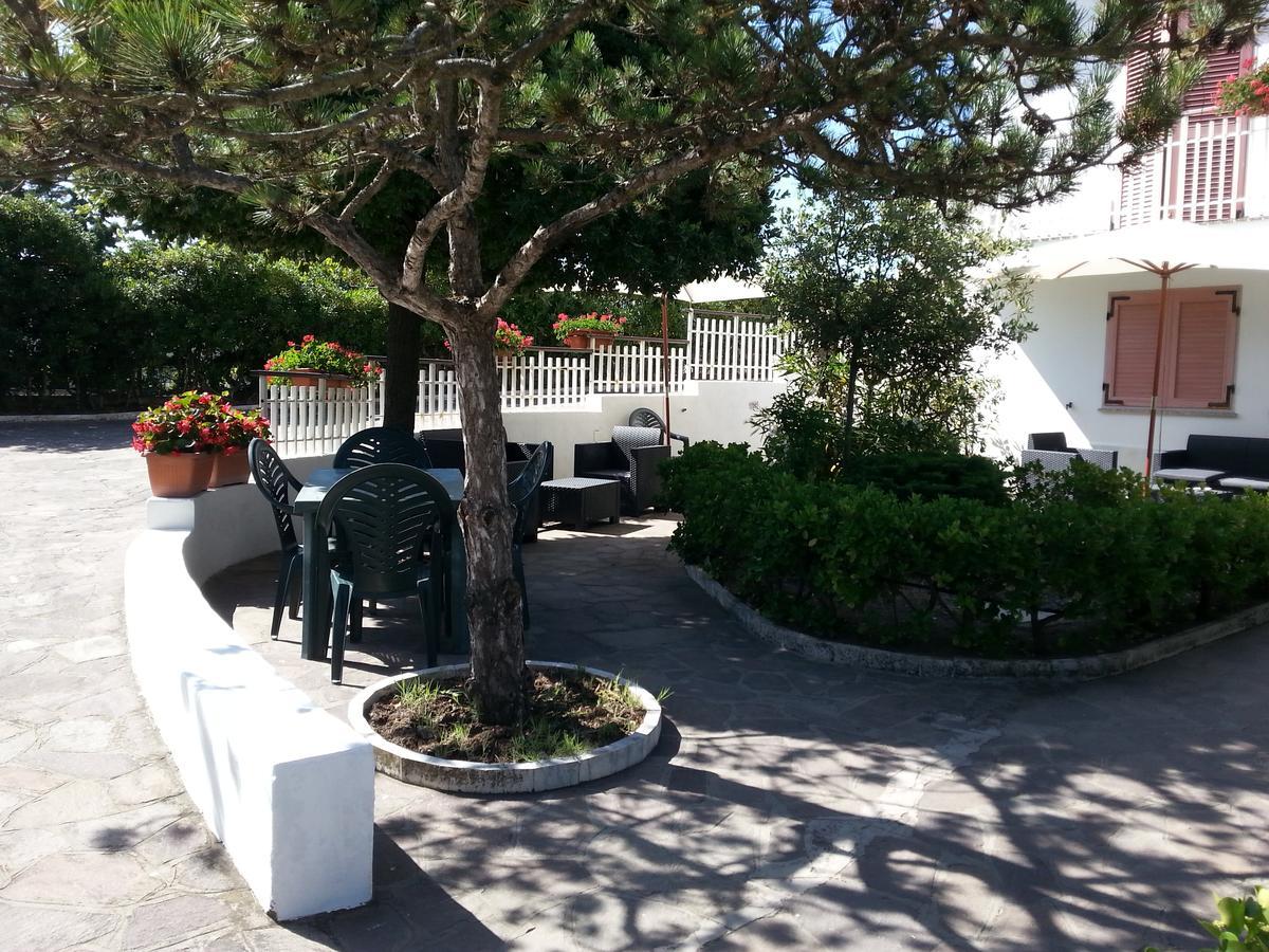 Villa Valentini: Beachfront Comfort with Garden and Private Parking Minturno Exterior photo